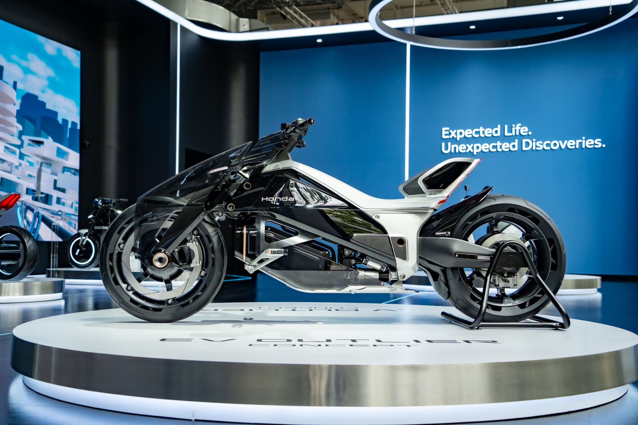 2. ฮอนด้า เปิดให้ยลโฉม EV Outlier โมเดลจักรยานยนต์ไฟฟ้าต้นแบบระดับโลก (1)